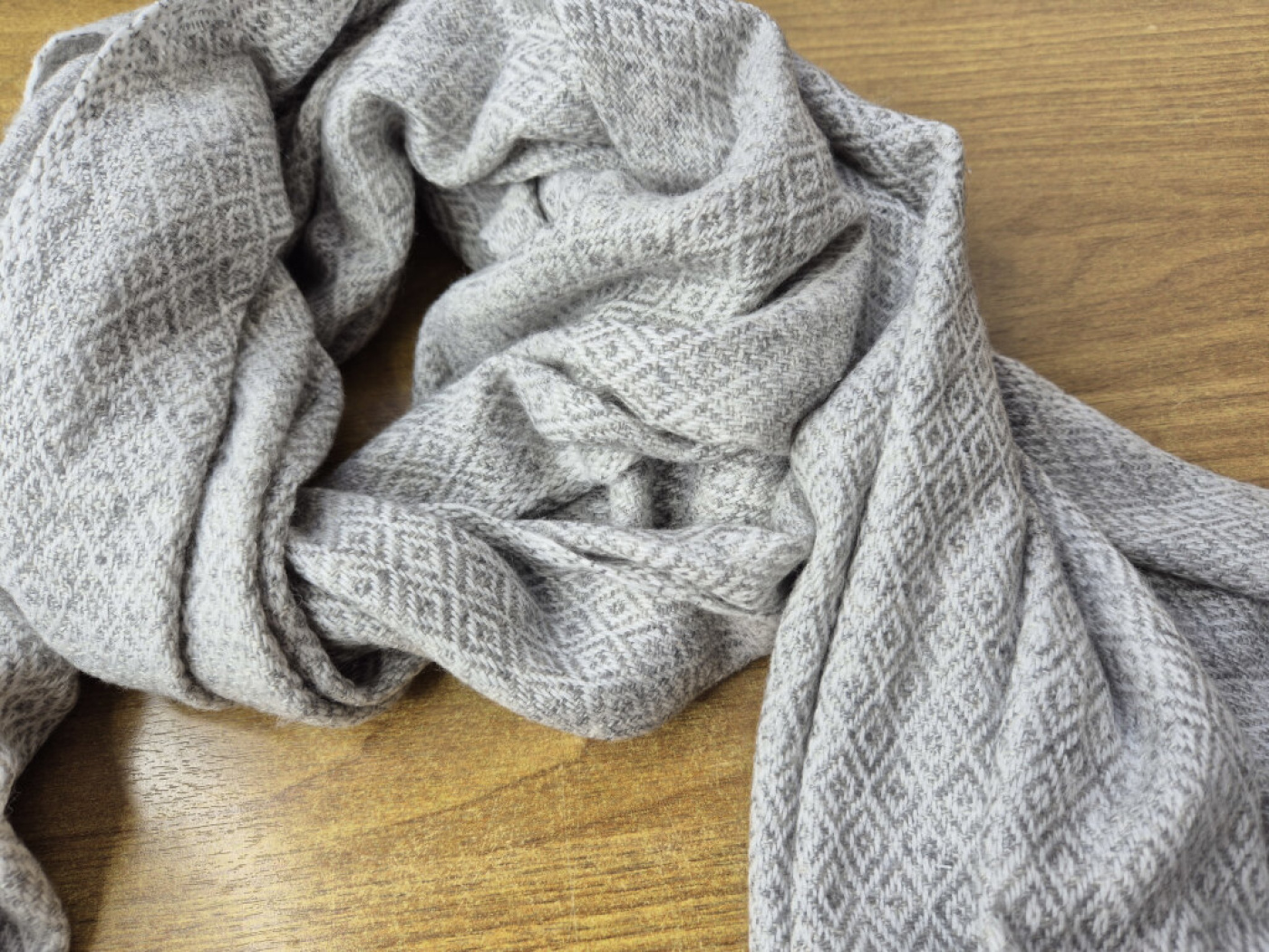 Weicher handgewebter Kaschmir-Schal in Silbergrau mit feinem Rauten-Webmuster – LWH Nepal